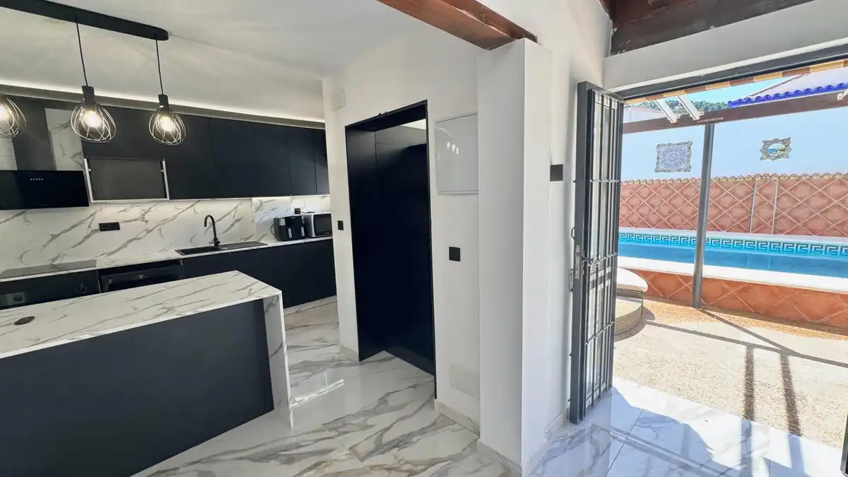 Cuina de Casa o xalet en venda en Alhaurín de la Torre amb Aire condicionat, Calefacció i Piscina