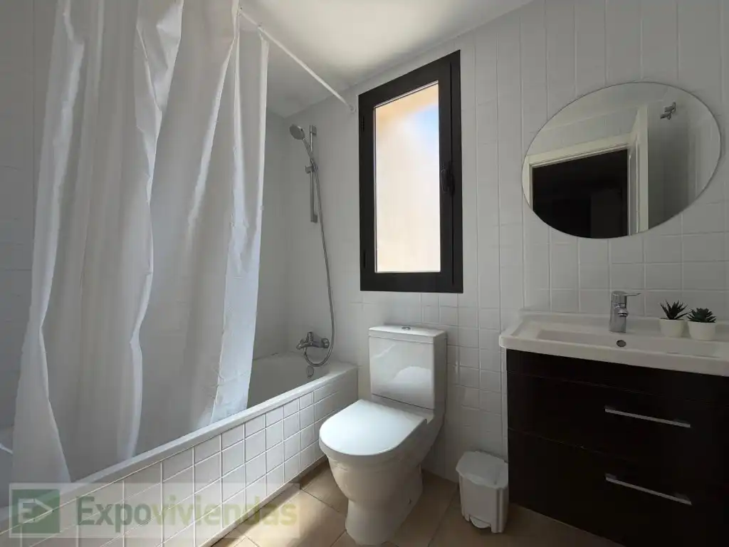 Badezimmer von Wohnungen zur Miete in Murcia