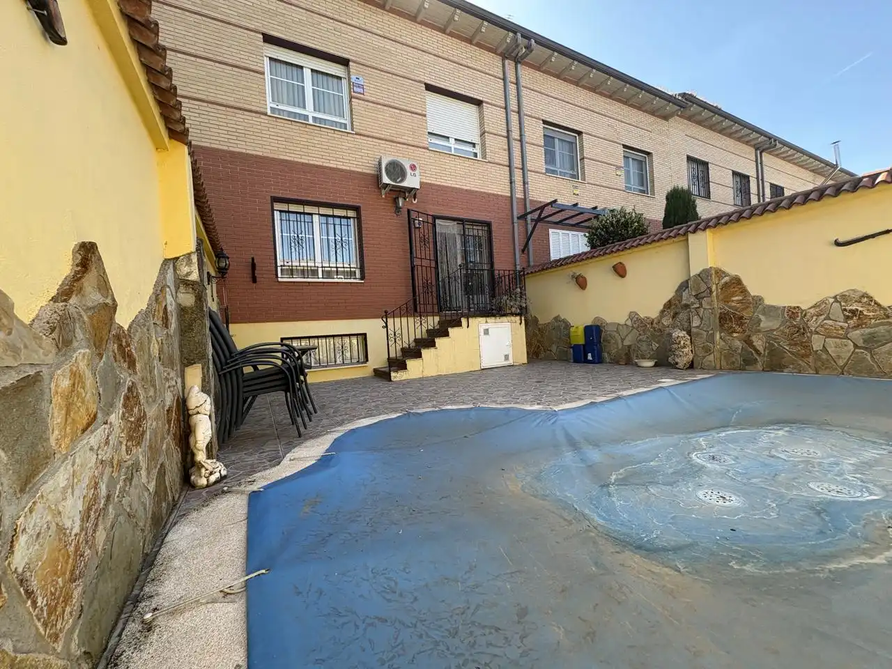 Außenansicht von Einfamilien-Reihenhaus zur Miete in Azuqueca de Henares mit Heizung, Terrasse und Abstellraum