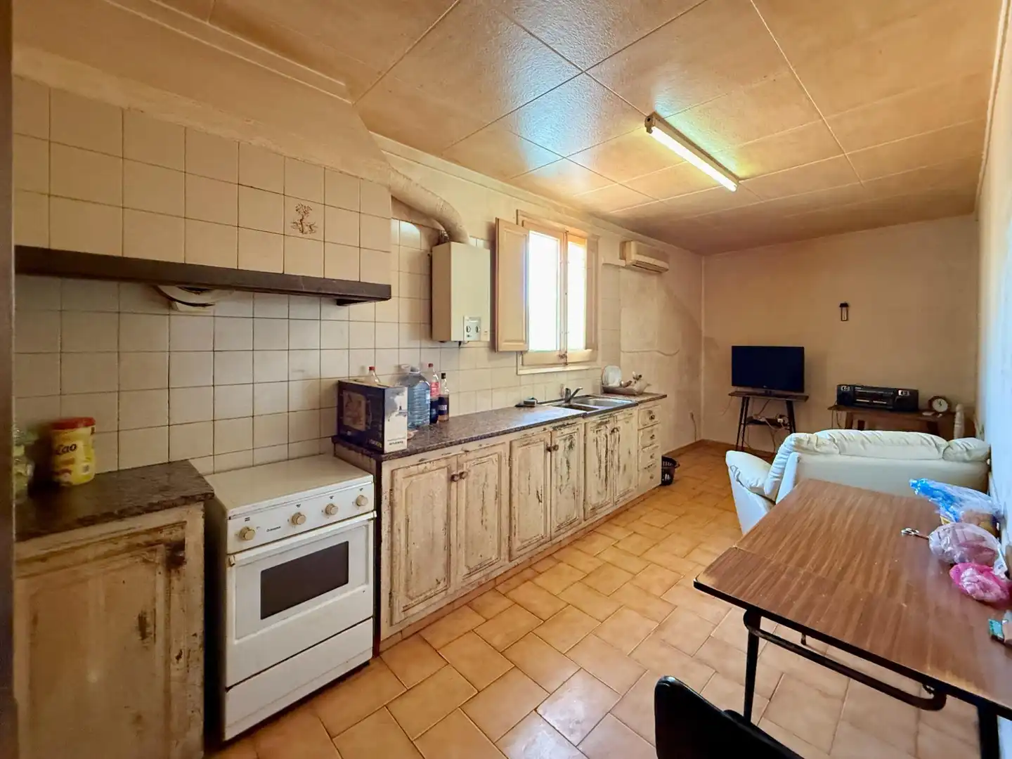 Küche von Country house zum Verkauf in Boadella i les Escaules mit Heizung, Terrasse und Abstellraum