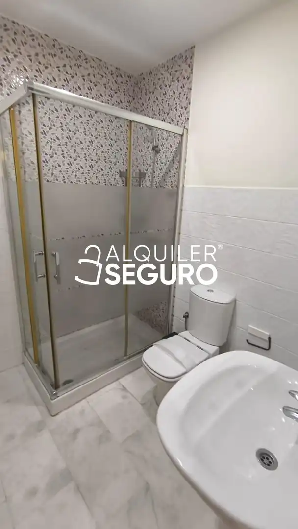 Bathroom of Flat for rent in Sevilla  with Air Conditioner and Furnished