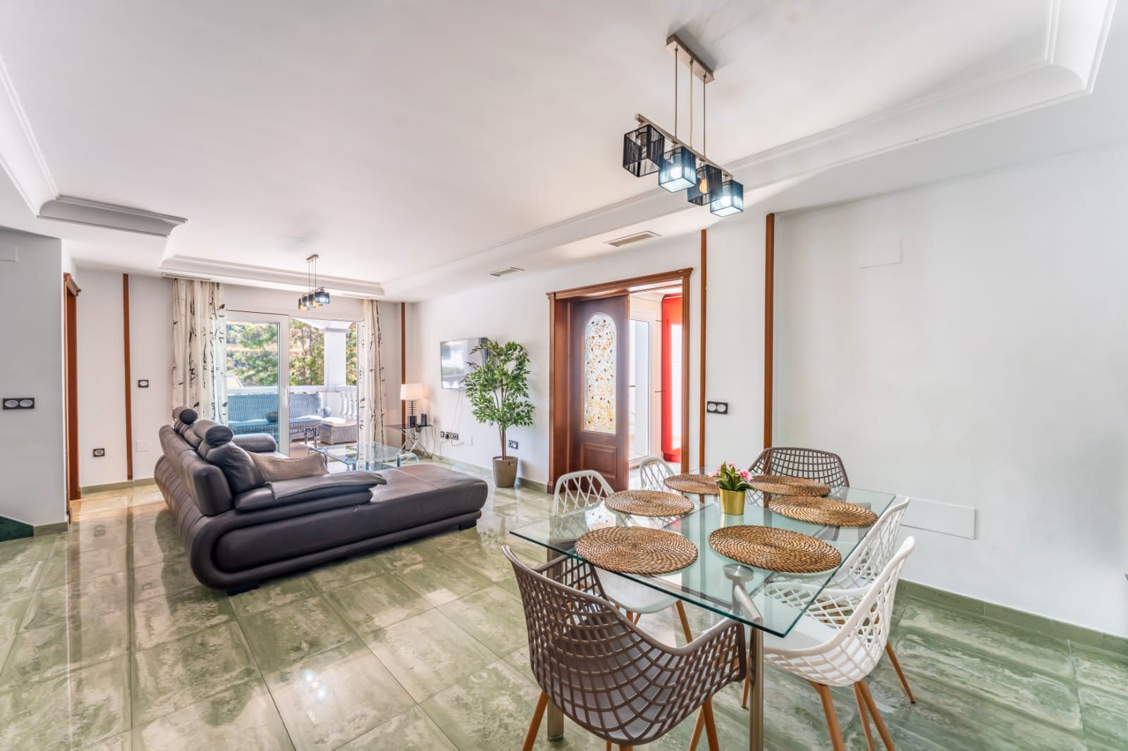 Sala d'estar de Casa o xalet de lloguer en Benalmádena amb Aire condicionat, Jardí privat i Traster