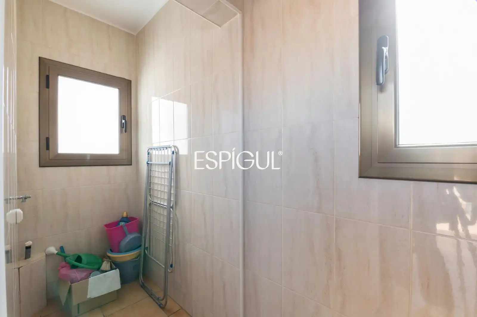 Badezimmer von Dachboden zum Verkauf in Barcelona mit Klimaanlage, Heizung und Terrasse