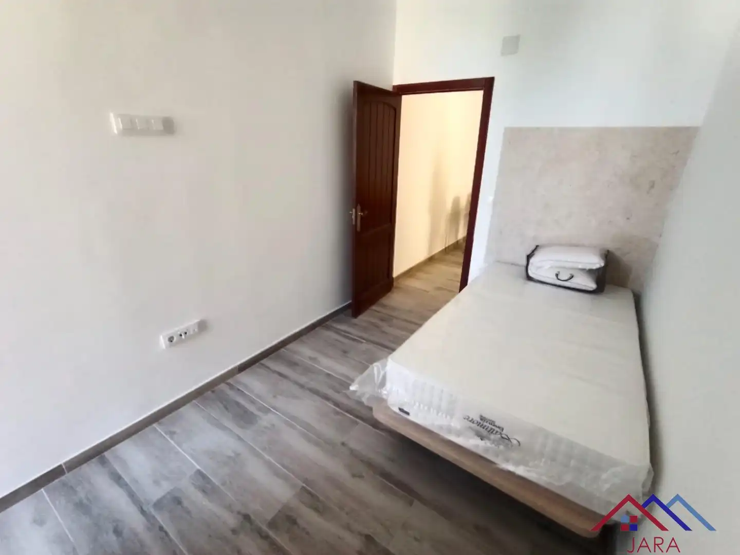 Dormitori de Apartament de lloguer en Jerez de la Frontera amb Aire condicionat, Terrassa i Moblat