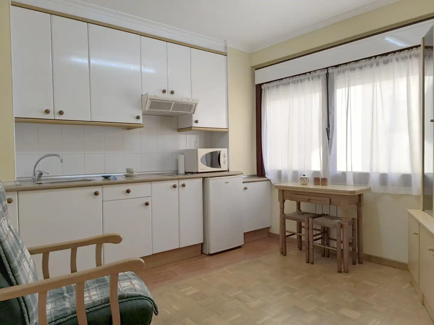 Cuina de Apartament de lloguer en Oviedo  amb Moblat