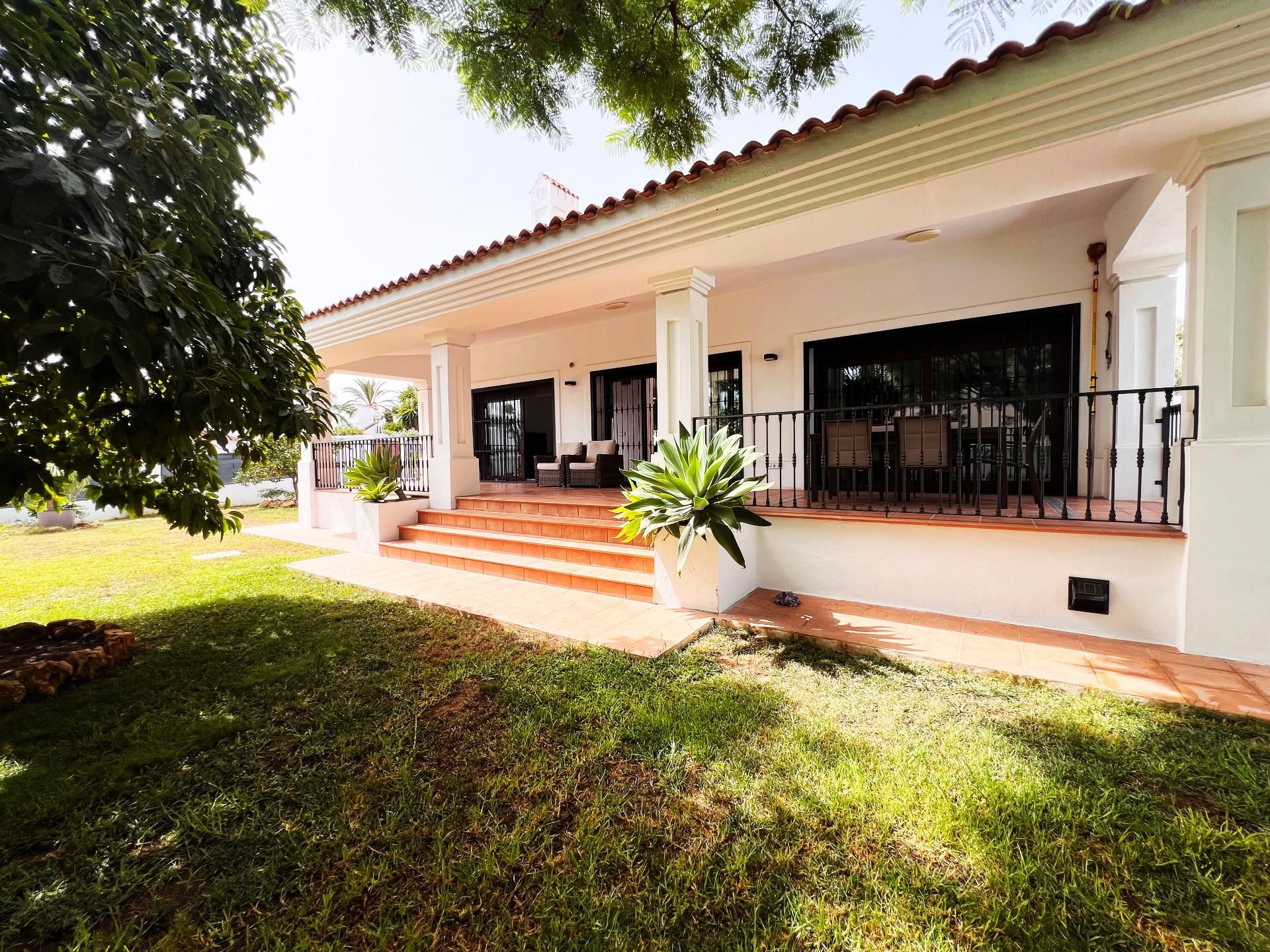 Vista exterior de Casa o xalet en venda en Marbella amb Aire condicionat, Calefacció i Jardí privat