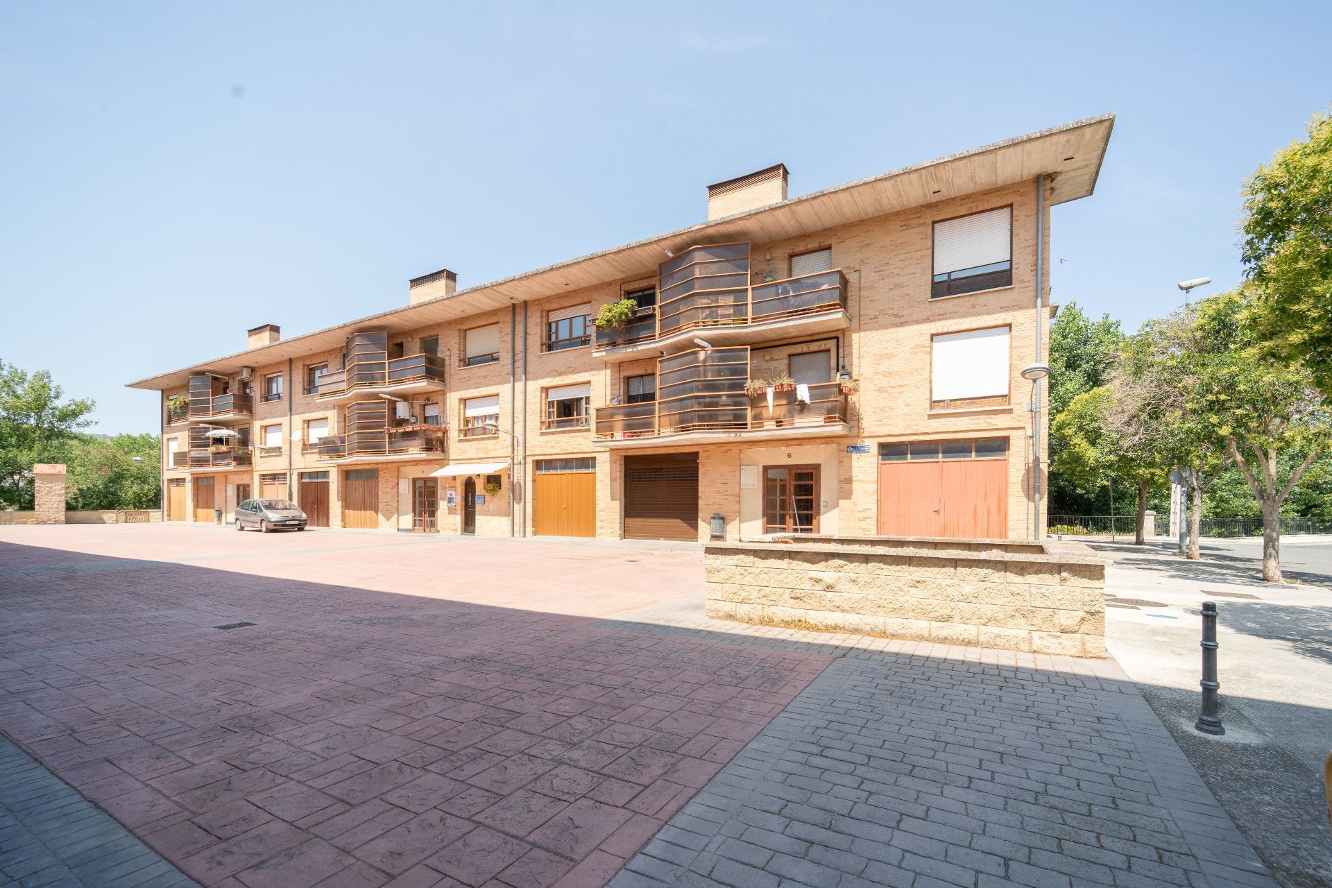 Vista exterior de Local en venta en Puente la Reina / Gares