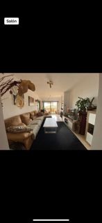 Sala d'estar de Pis de lloguer en Fuengirola amb Aire condicionat, Terrassa i Moblat