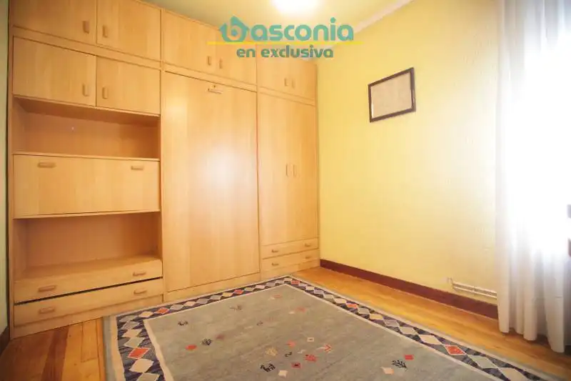 Dormitori de Pis en venda en Basauri  amb Calefacció, Moblat i Balcó