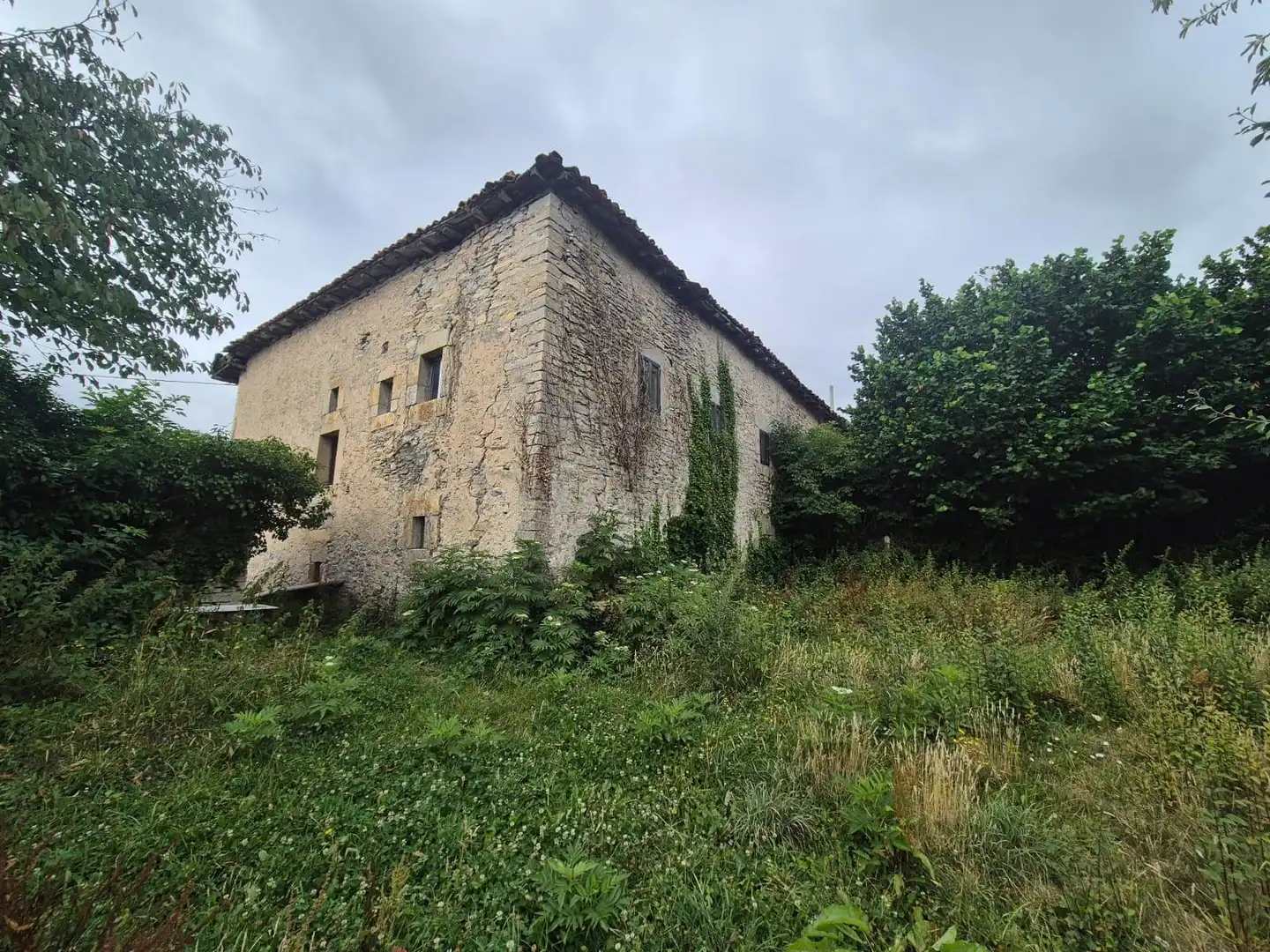 Vista exterior de Casa adosada en venta en Merindad de Montija con Jardín privado