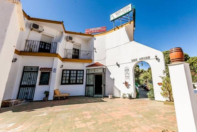 Local comercial en Venta en  Benahavis en Los Arqueros - Puerto del Almendro
