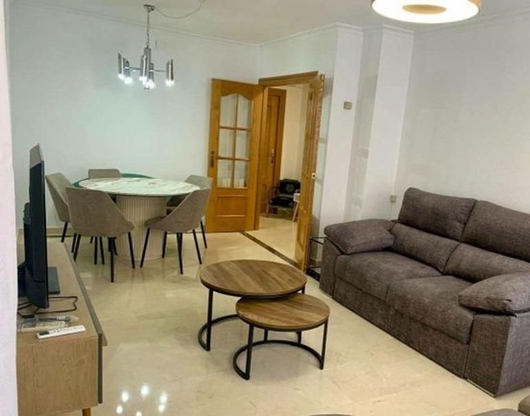 Sala d'estar de Pis de lloguer en Fuenlabrada amb Aire condicionat, Jardí privat i Terrassa