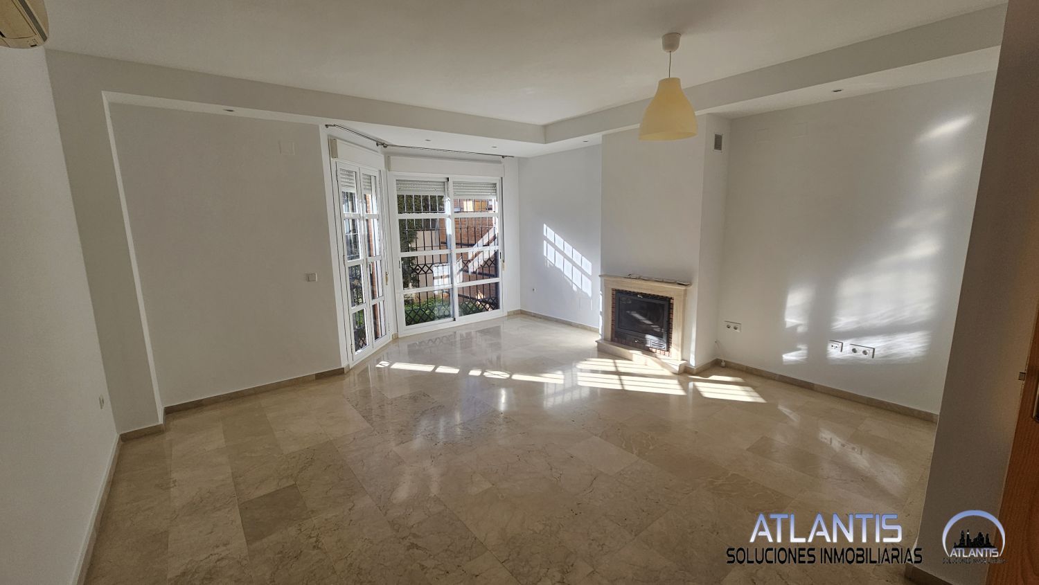 Wohnzimmer von Einfamilien-Reihenhaus miete in Mairena del Aljarafe mit Klimaanlage