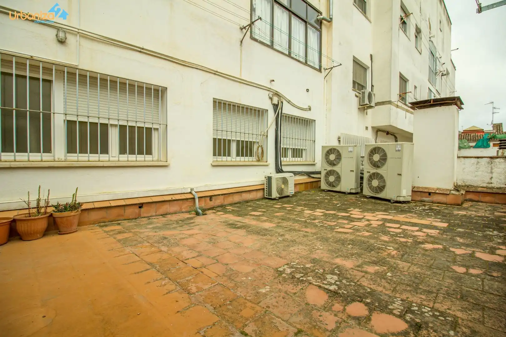 Außenansicht von Büro zum Verkauf in Badajoz mit Klimaanlage und Abstellraum