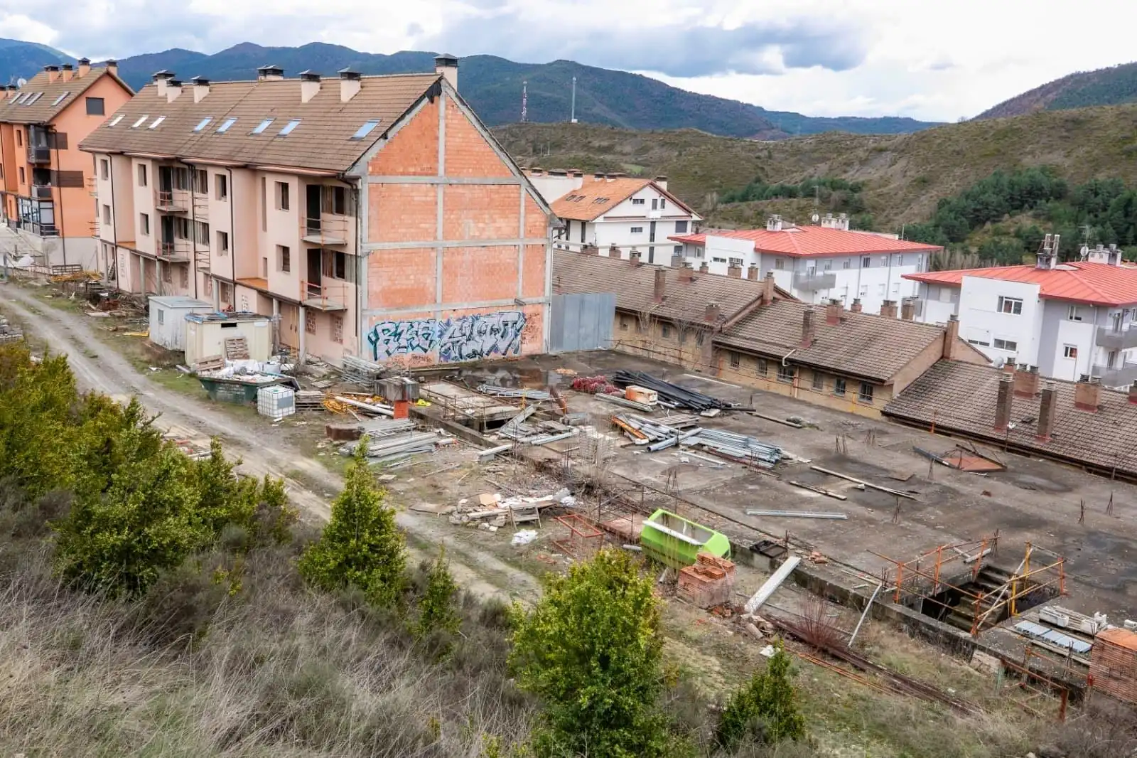 Vista exterior de Edificio en venta en Sabiñánigo