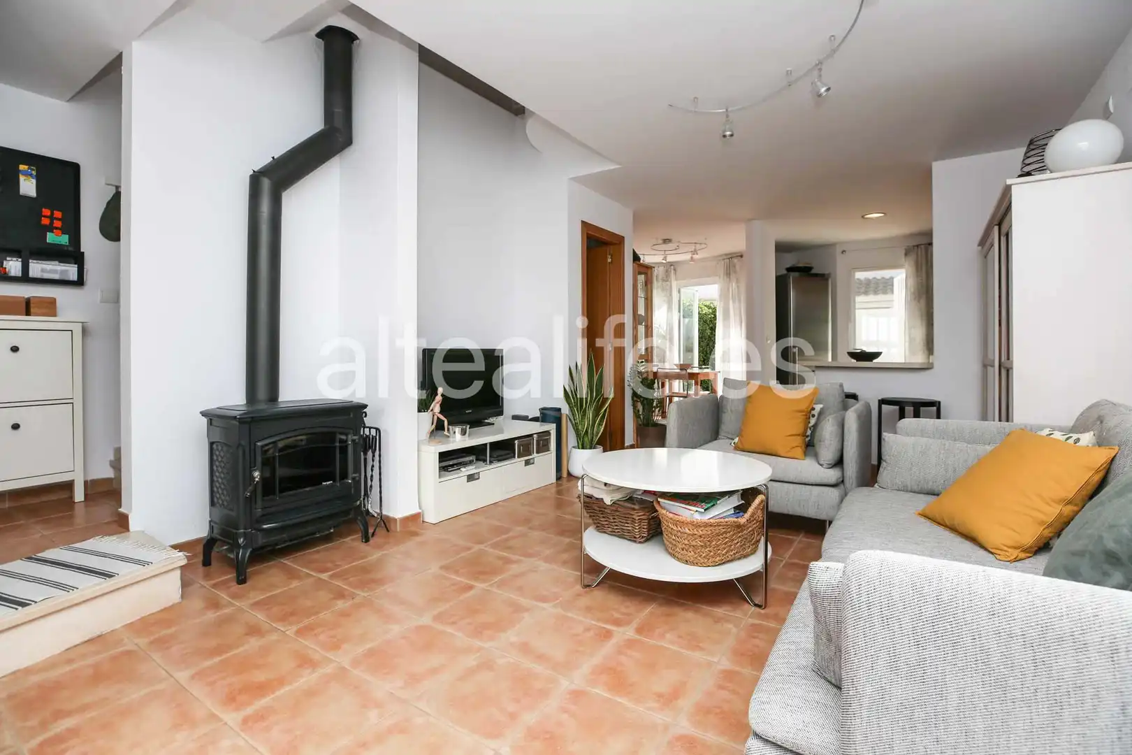 Sala d'estar de Casa adosada en venda en La Nucia amb Terrassa i Piscina comunitària