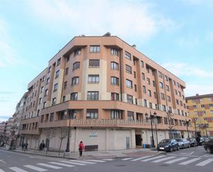 Vista exterior de Pis de lloguer en Oviedo  amb Calefacció, Parquet i Moblat