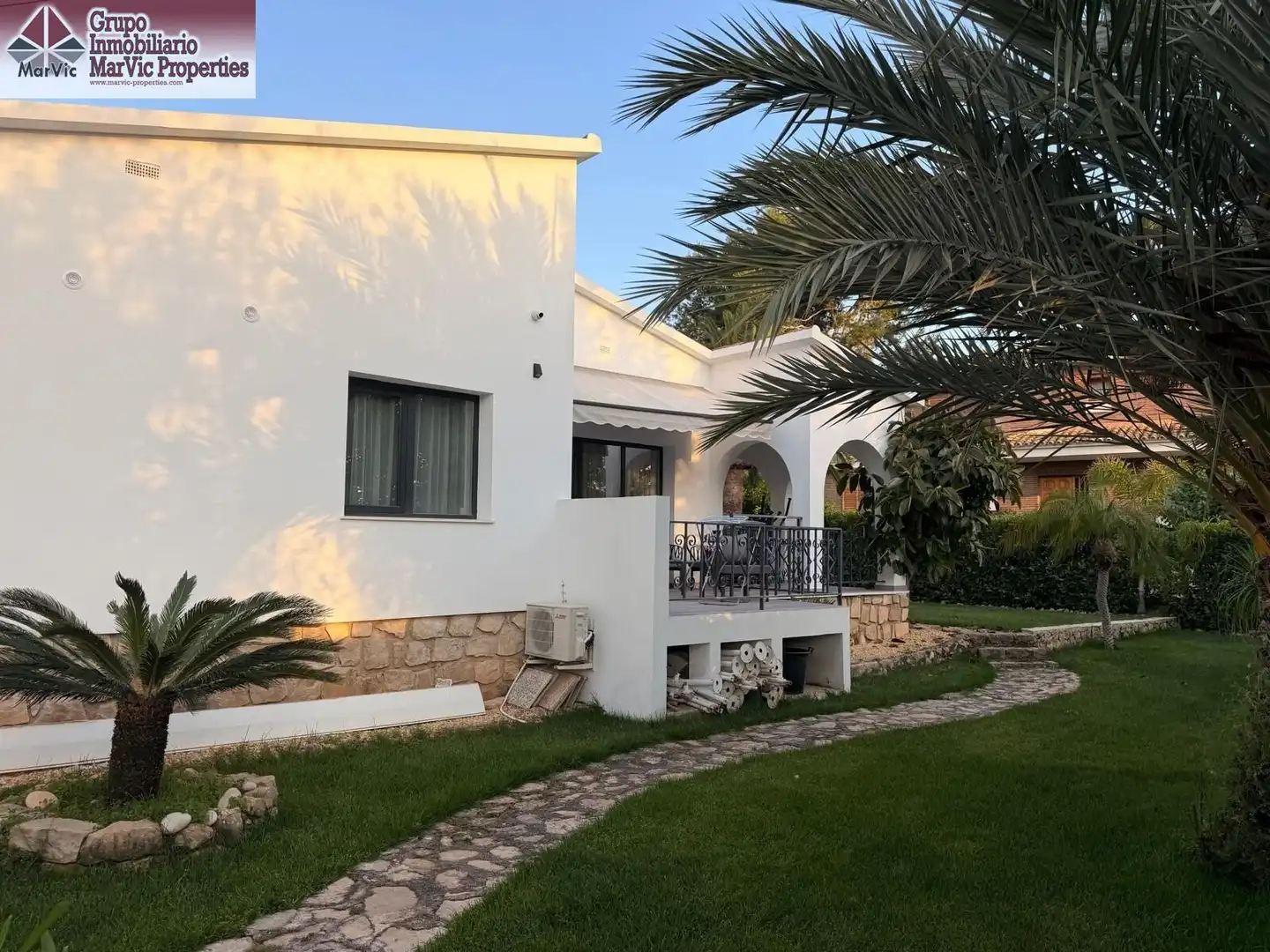 Vista exterior de Casa o xalet en venda en Benidorm amb Aire condicionat, Terrassa i Piscina