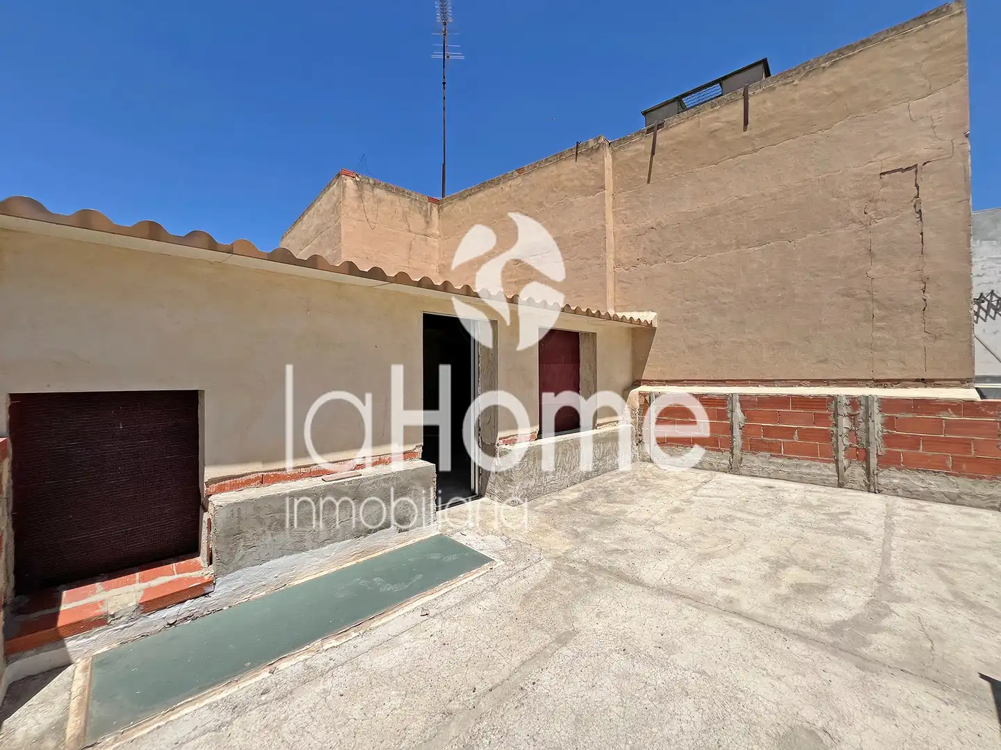 Exterior view of Houses for sale in La Pobla de Vallbona  with Terrace, Storage room and Balcony
