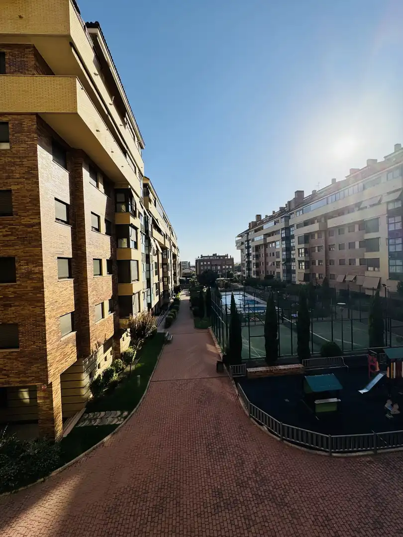 Außenansicht von Wohnung zur Miete in Rivas-Vaciamadrid mit Klimaanlage, Terrasse und Schwimmbad