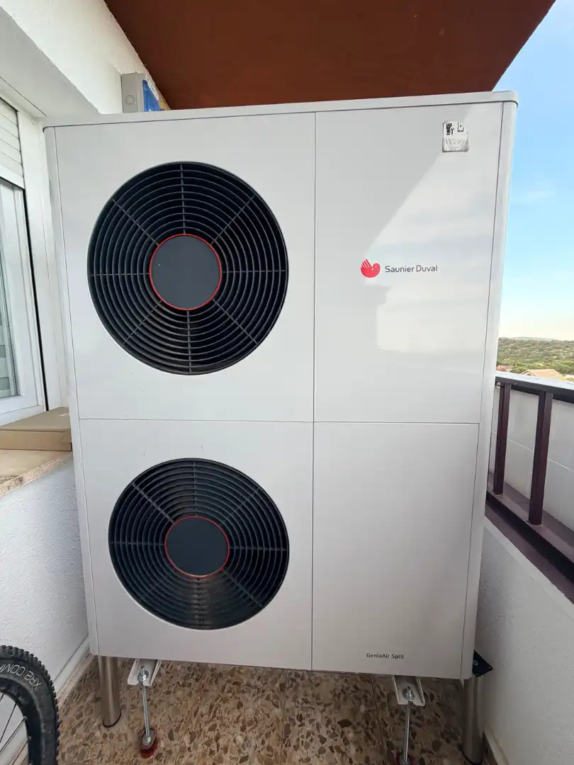 Außenansicht von Wohnung zum Verkauf in Valdemorillo mit Klimaanlage, Heizung und Privatgarten