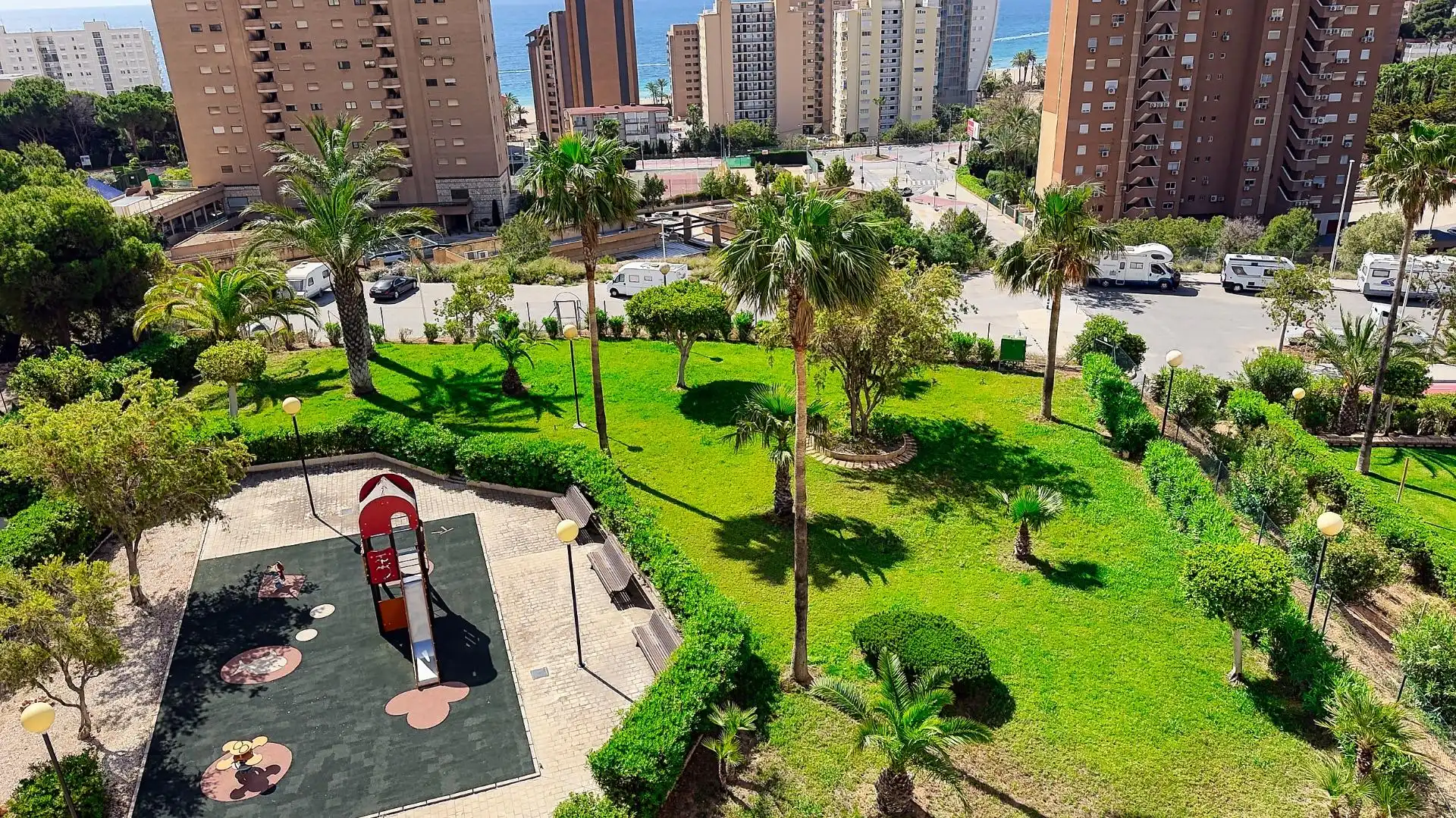 Vista exterior de Pis en venda en Benidorm amb Aire condicionat, Jardí privat i Terrassa