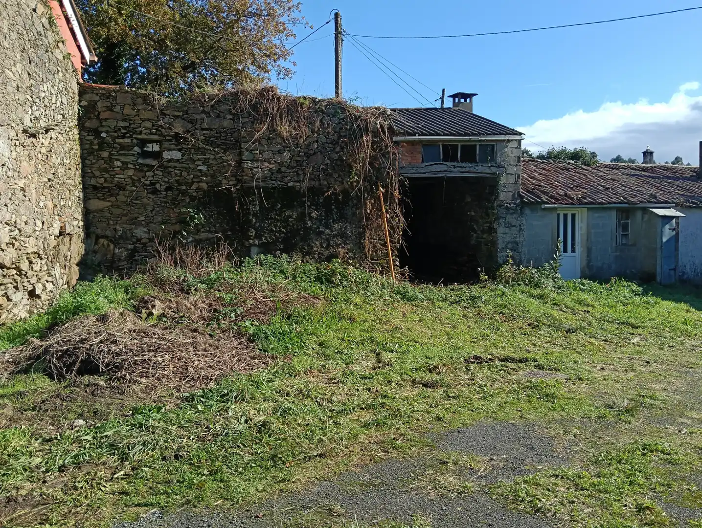 Vista exterior de Casa adosada en venda en Cesuras amb Jardí privat
