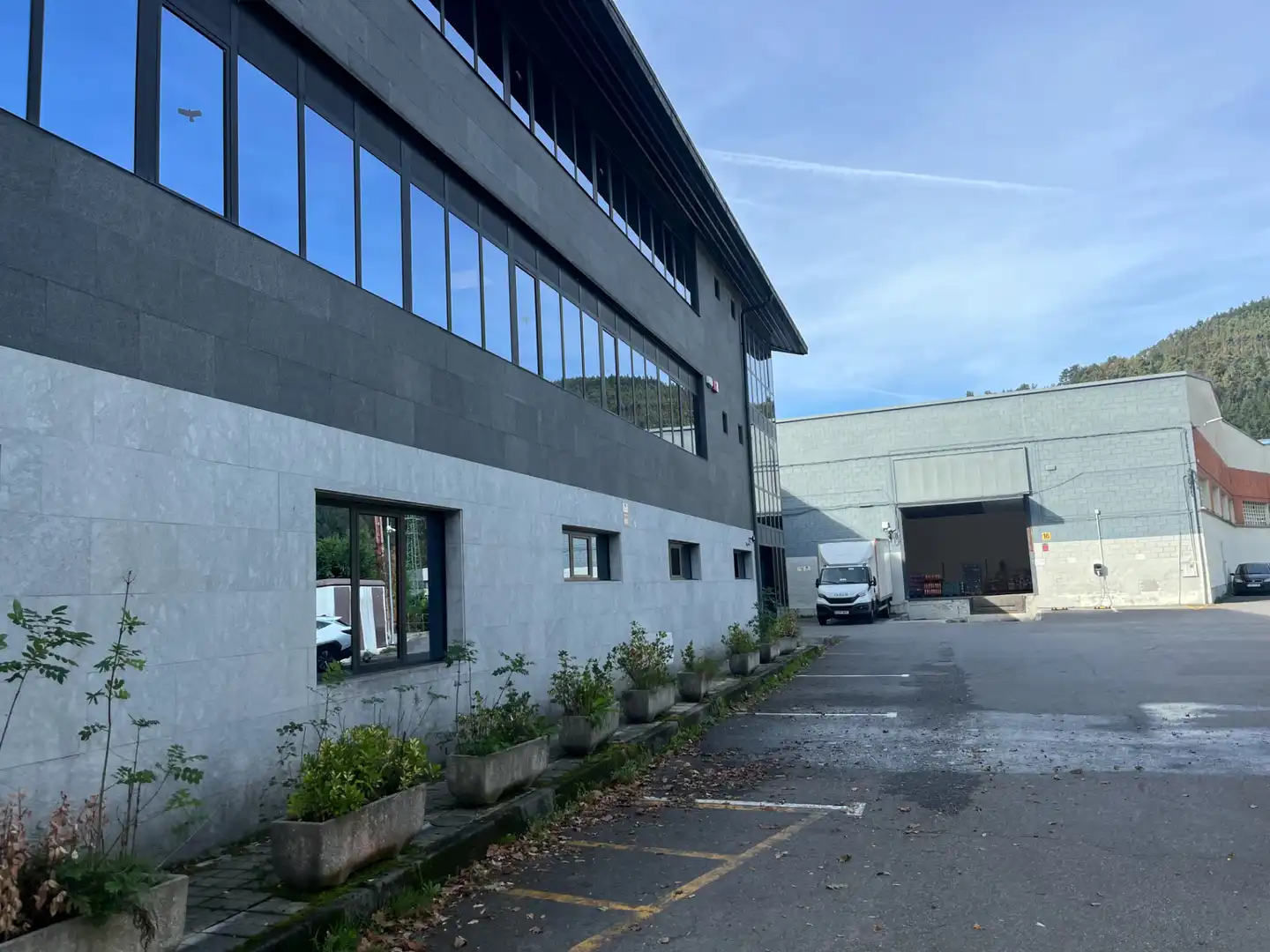 Außenansicht von Fabrikhallen zur Miete in Arrankudiaga / Zollo mit Heizung und Alarm