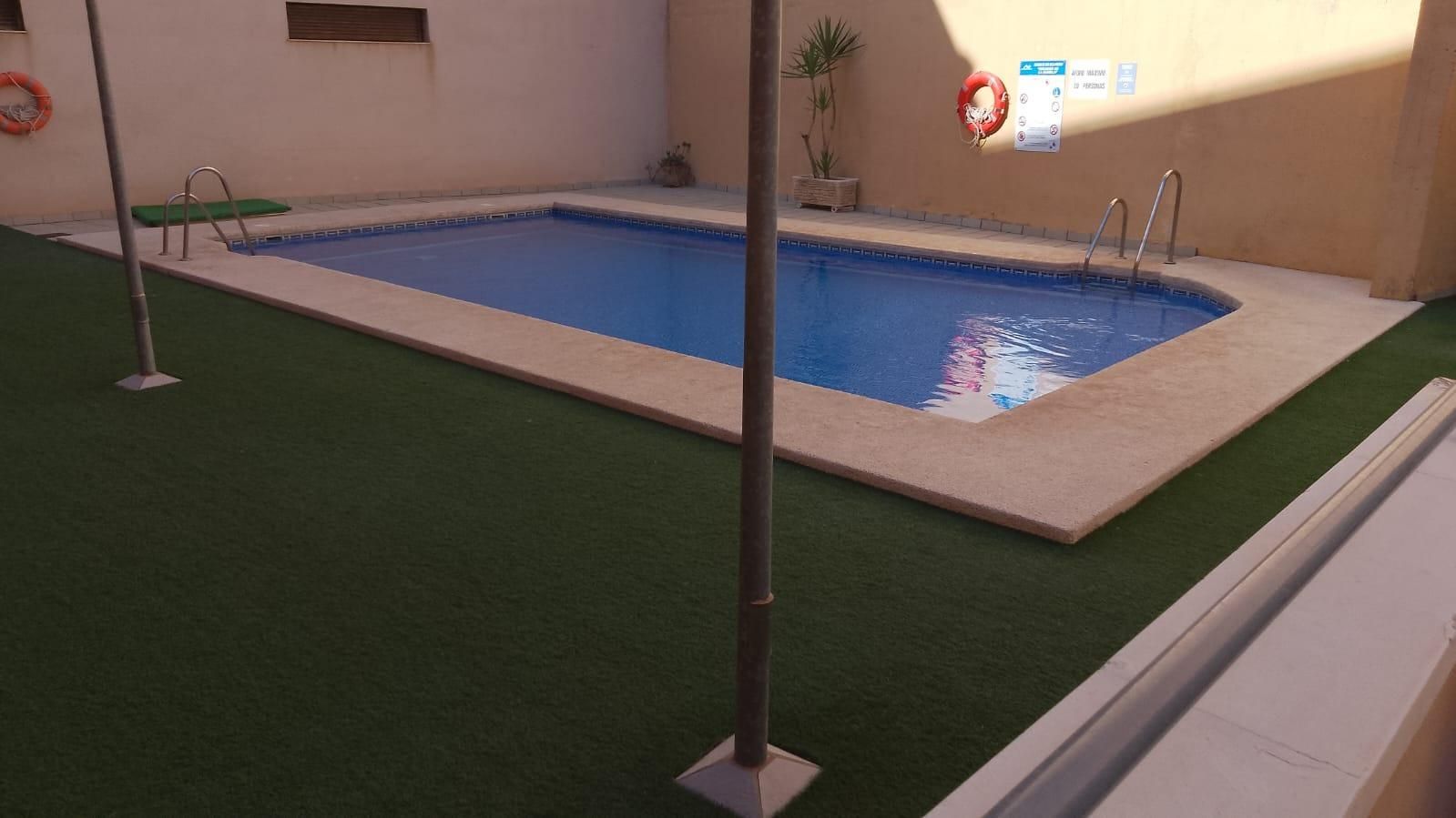 Piscina de Pis en venda en Roquetas de Mar amb Aire condicionat, Terrassa i Piscina comunitària