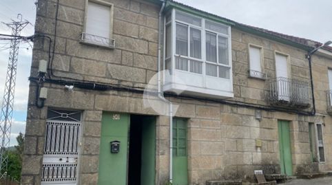 VIVIENDA DE PIEDRA EN PARADA DE AMOEIRO , DISTRIBUIDA EN PLANTA BAJA CON VARIAS BODEGAS Y SALIDA A LA PARCELA POSTERIOR DONDE SE U