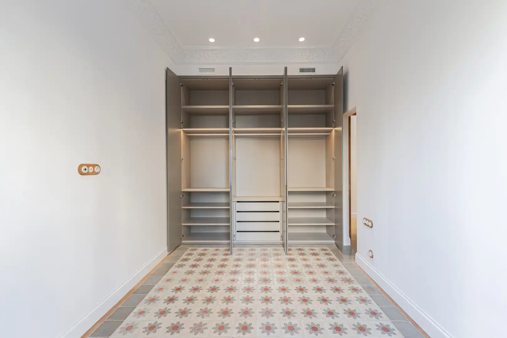 Wohnung zum Verkauf in Barcelona mit Klimaanlage, Heizung und Balkon