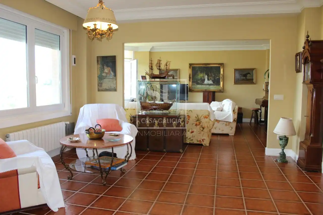 Sala d'estar de Casa o xalet en venda en Baiona amb Calefacció, Jardí privat i Terrassa