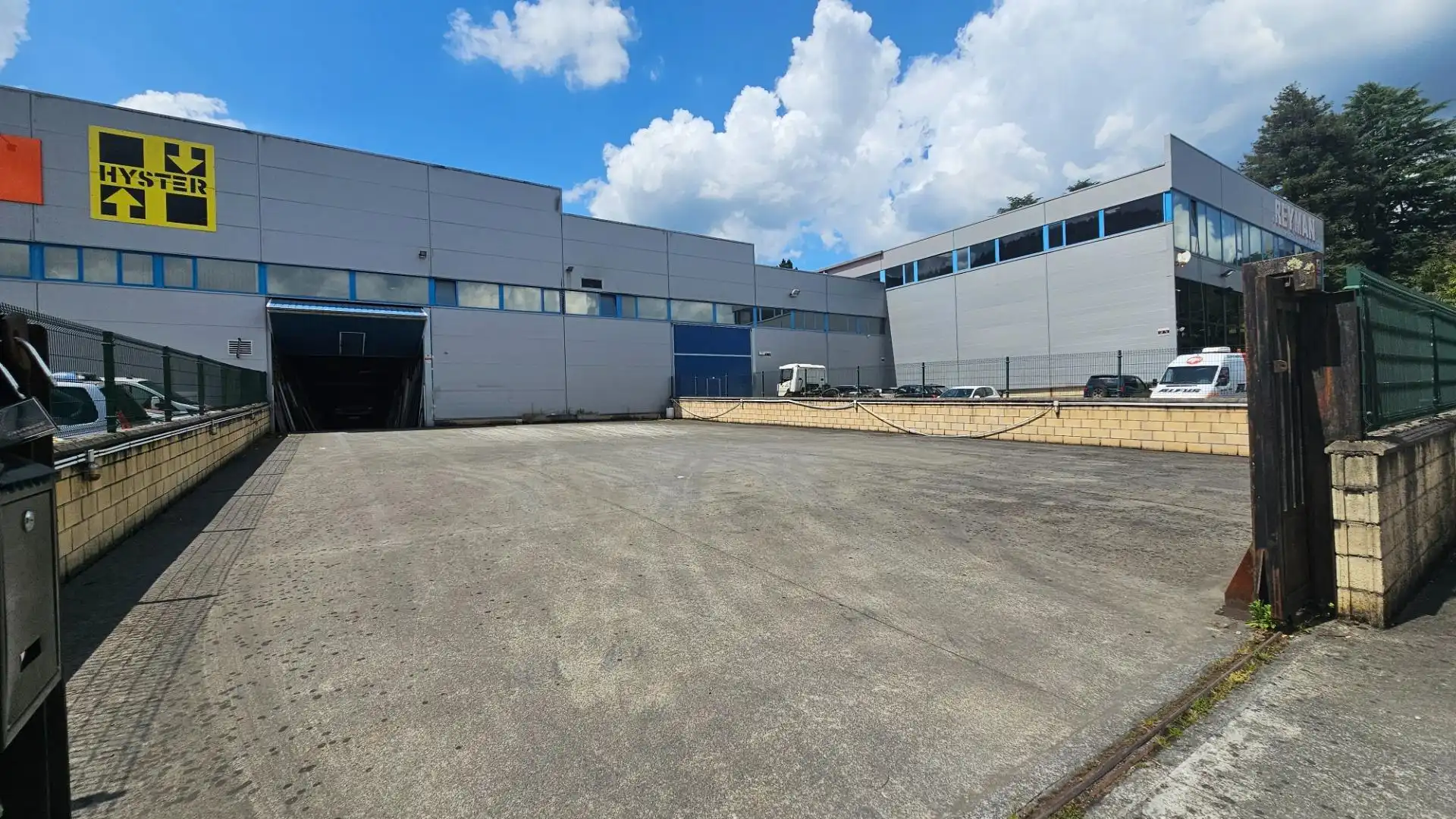 Außenansicht von Fabrikhallen zum Verkauf in Gordexola