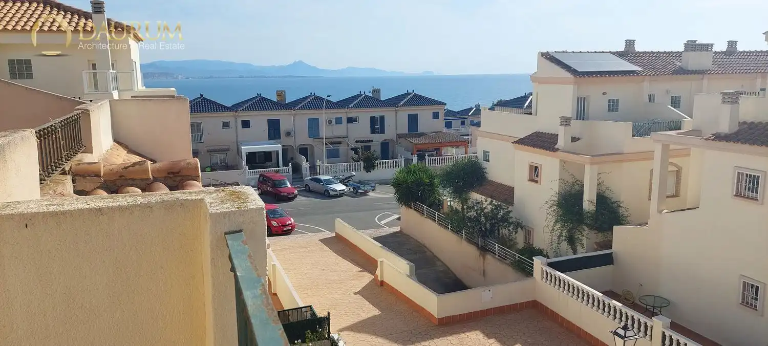 Außenansicht von Einfamilien-Reihenhaus zum Verkauf in Santa Pola mit Klimaanlage, Heizung und Terrasse