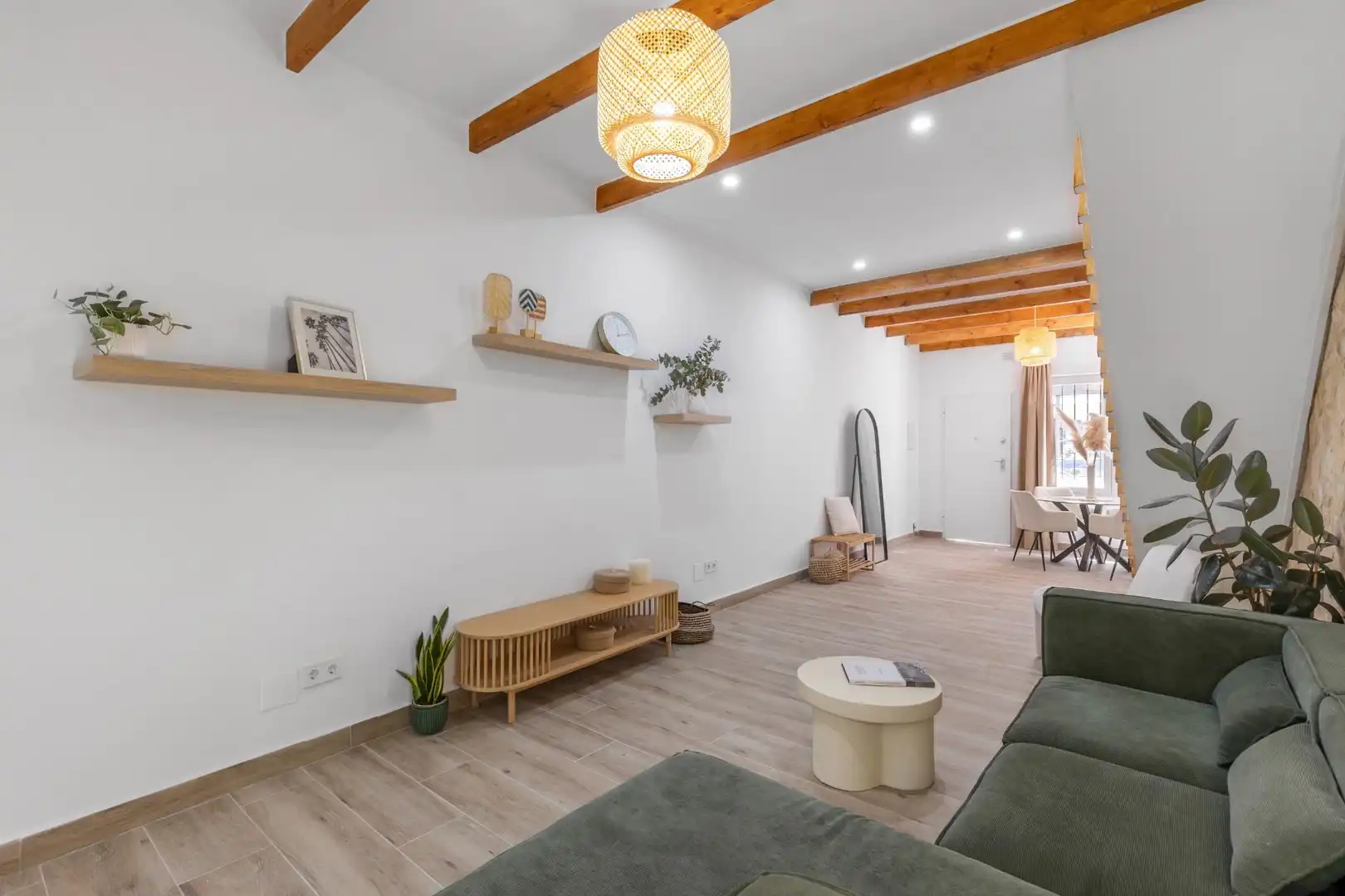 Sala d'estar de Casa adosada en venda en Torrevieja amb Terrassa, Moblat i Forn