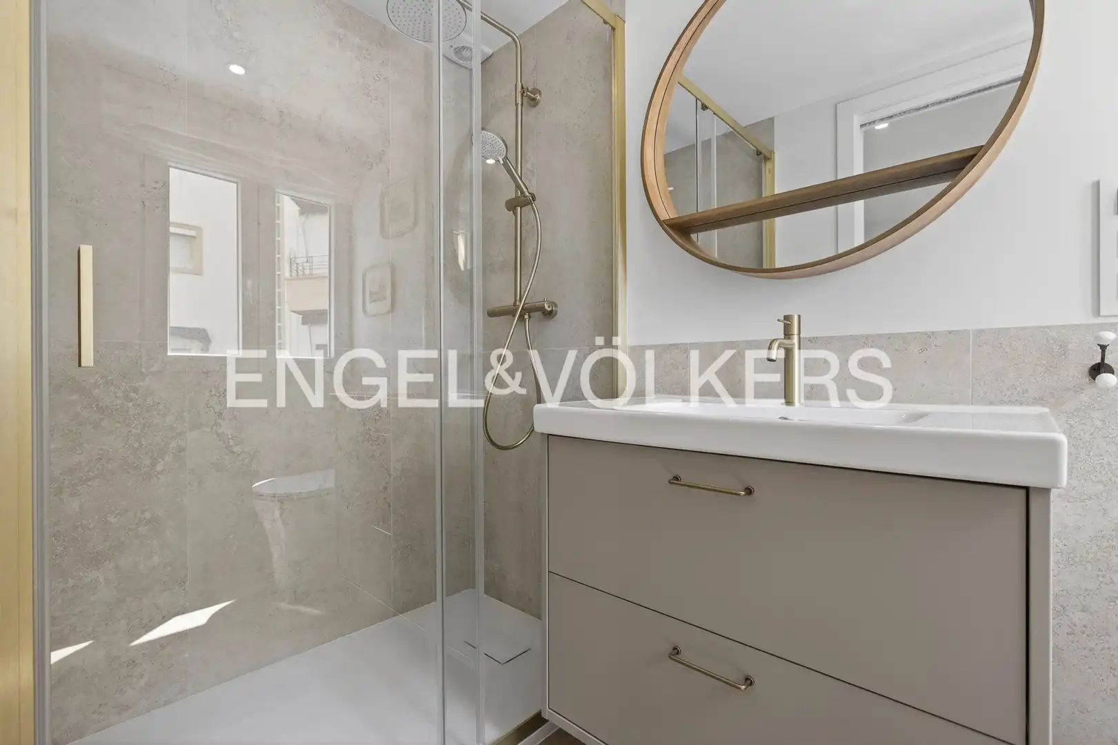 Bathroom of Flat for sale in Sevilla  with Heating, Parquet flooring and Terrace