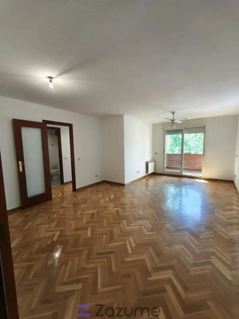 Sala d'estar de Pis de lloguer en San Sebastián de los Reyes amb Calefacció, Jardí privat i Parquet