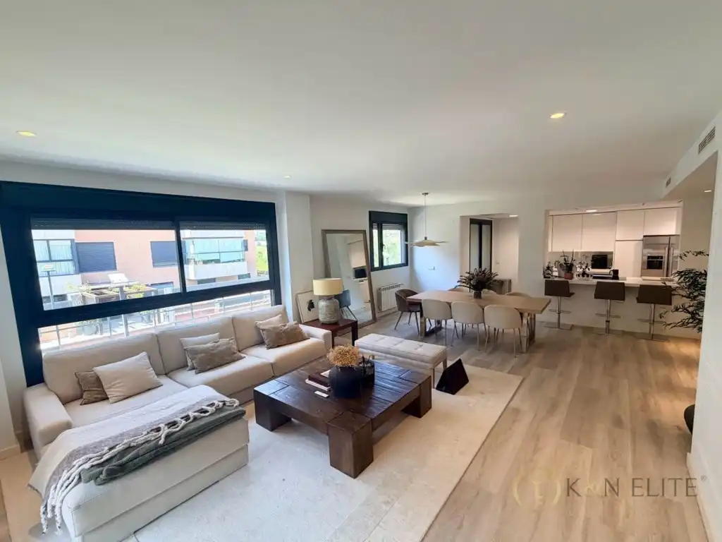 Wohnzimmer von Wohnung zur Miete in La Moraleja mit Schwimmbad