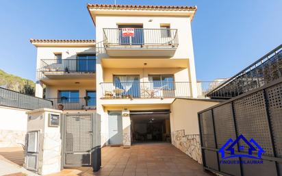 Vista exterior de Casa adosada en venda en Sant Iscle de Vallalta amb Aire condicionat, Calefacció i Jardí privat