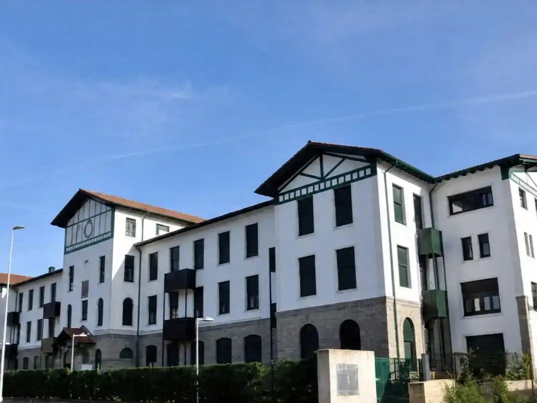 Vista exterior de Planta baixa en venda en Baztan amb Jardí privat, Piscina i Moblat