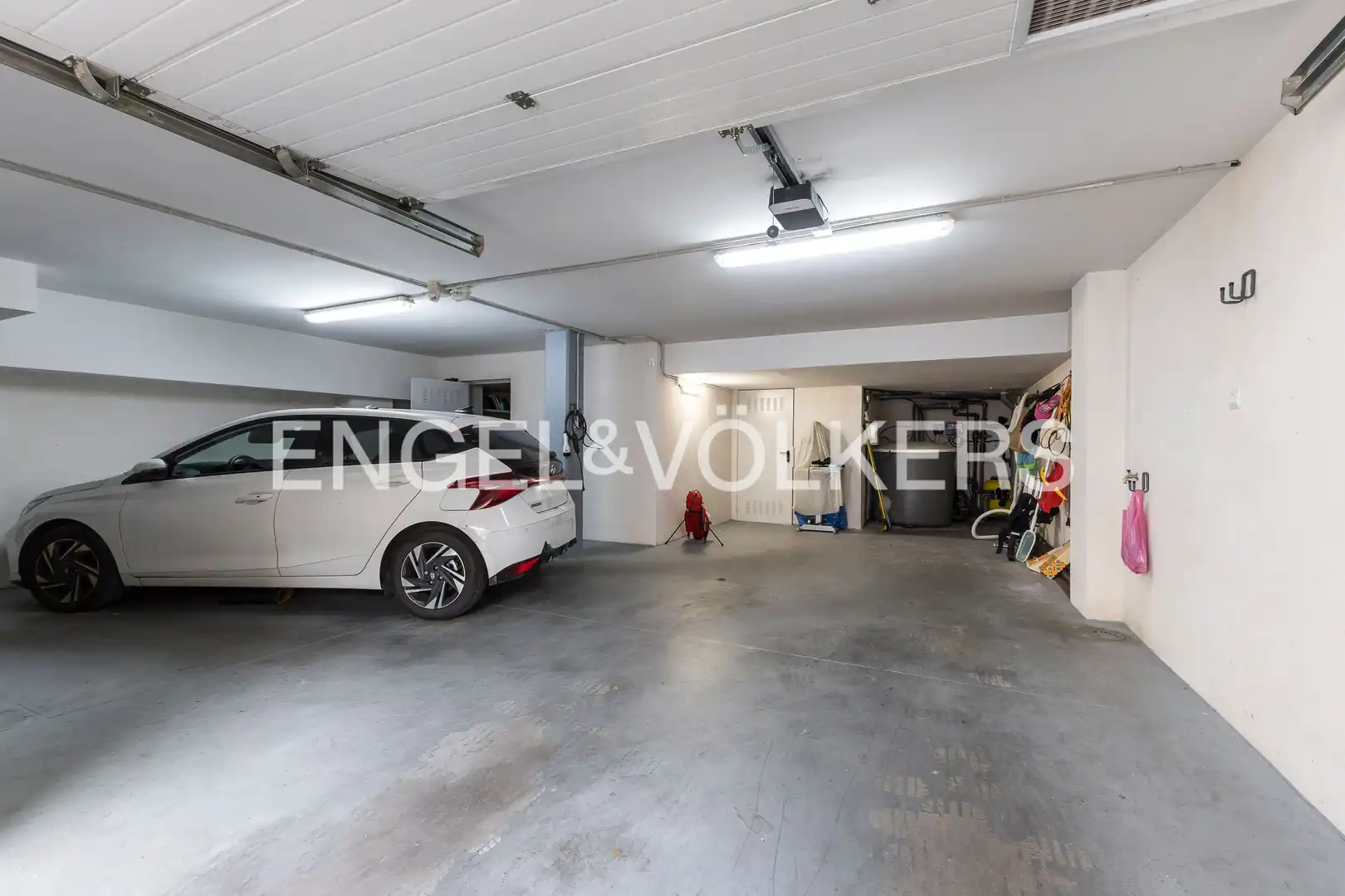 Parking of Detached homes for rent in Madrid  with Air Conditioner, Heating and Private garden