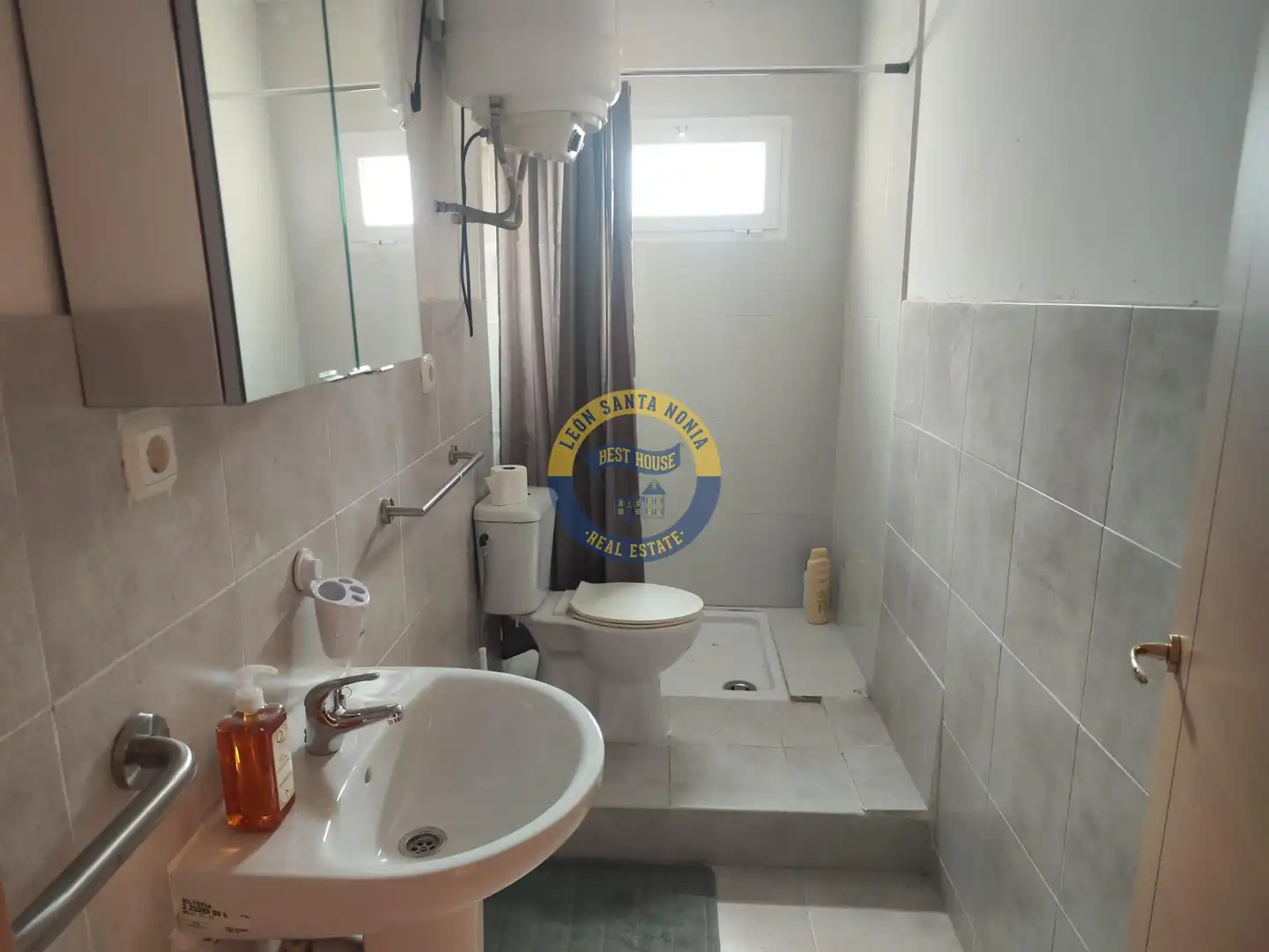 Badezimmer von Wohnungen zum Verkauf in Villaquilambre mit Möbliert