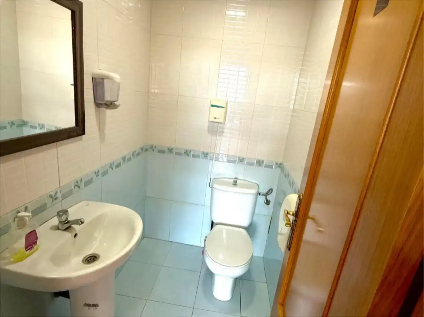 Baño de Local en venta en Valencia con Aire acondicionado y Amueblado