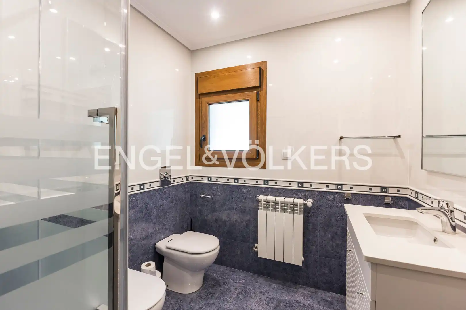 Bathroom of Houses for sale in Madrid  with Air Conditioner, Heating and Private garden