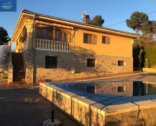 Vista exterior de Casa o xalet en venda en Benillup amb Aire condicionat, Terrassa i Piscina