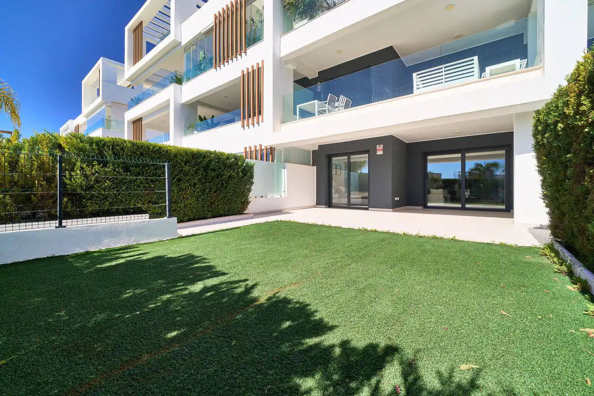 Vista exterior de Planta baixa en venda en Estepona amb Aire condicionat, Jardí privat i Terrassa