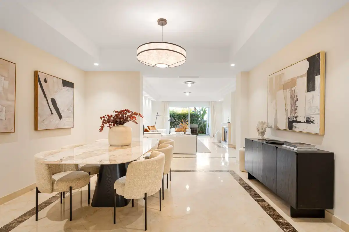 Esszimmer von Erdgeschoss zum Verkauf in Marbella mit Klimaanlage, Privatgarten und Terrasse