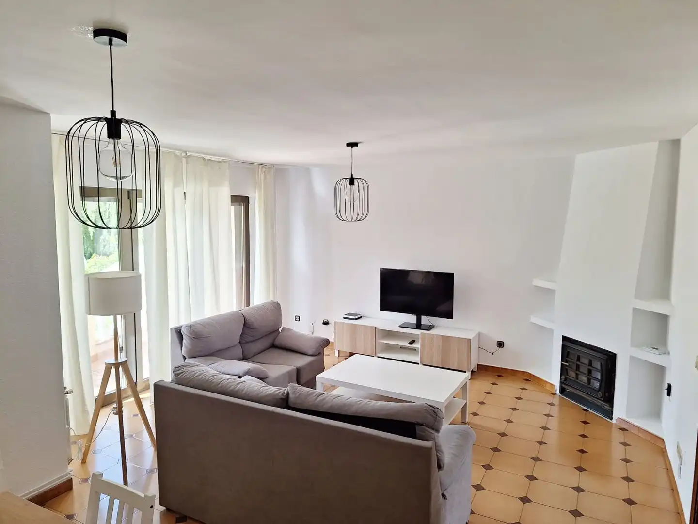 Sala d'estar de Casa adosada en venda en Villaviciosa de Odón amb Aire condicionat, Calefacció i Jardí privat