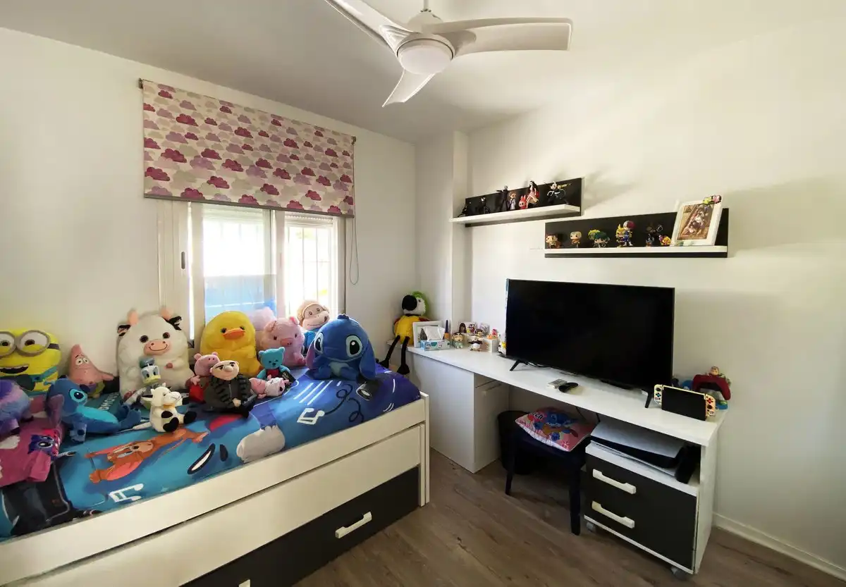 Habitación de Casa adosada en venta en Estepona con Aire acondicionado, Terraza y Trastero