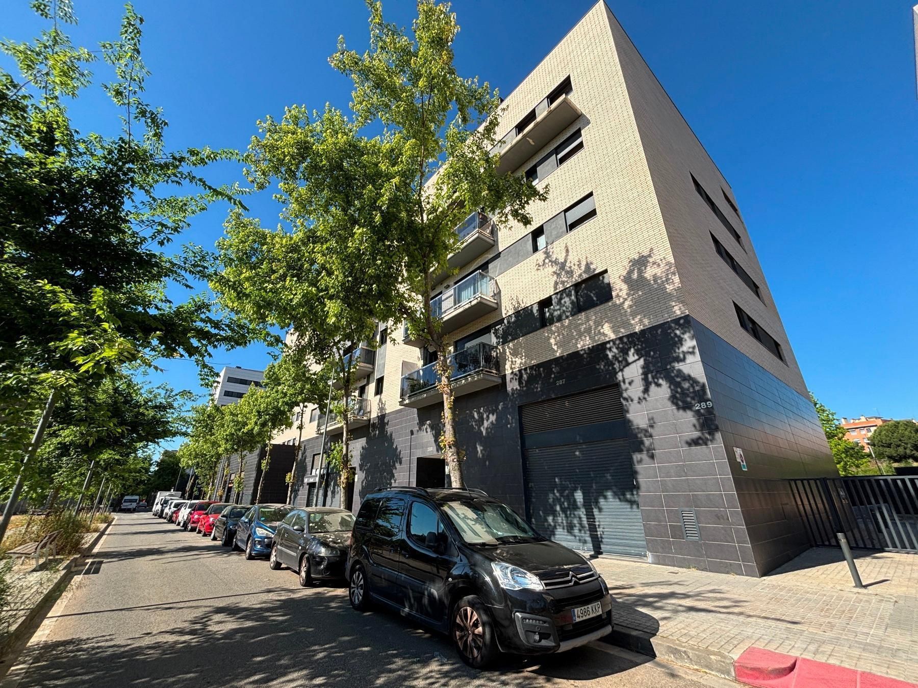 Exterior view of Duplex for sale in Sabadell  with Terrace, Storage room and Community pool